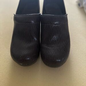 Black Textured Clogs